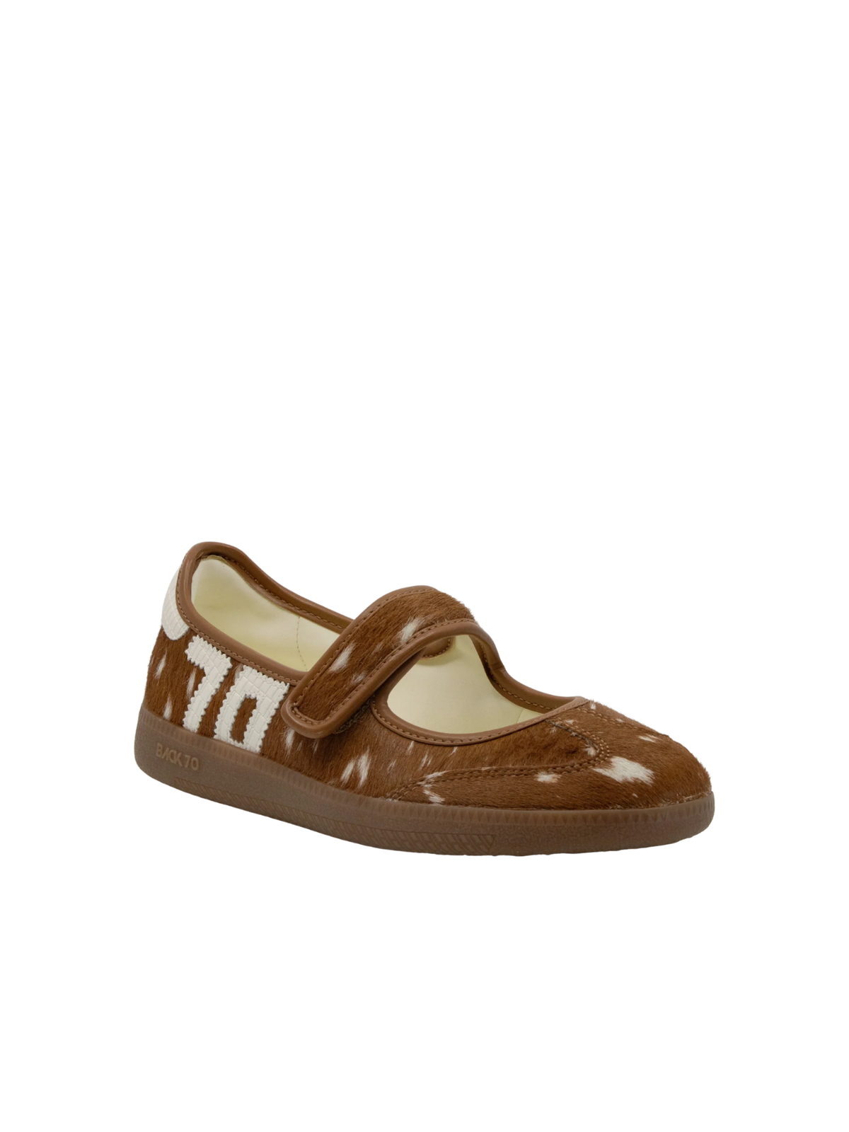 AYA in SIKA MILK Sneakerina