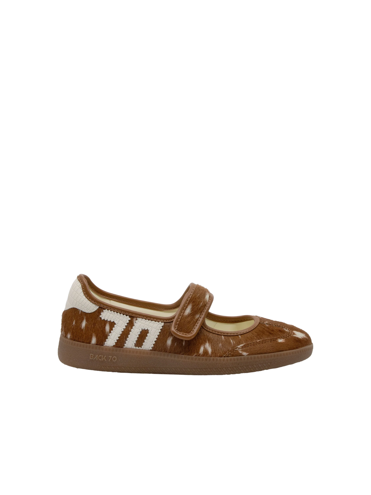 AYA in SIKA MILK Sneakerina