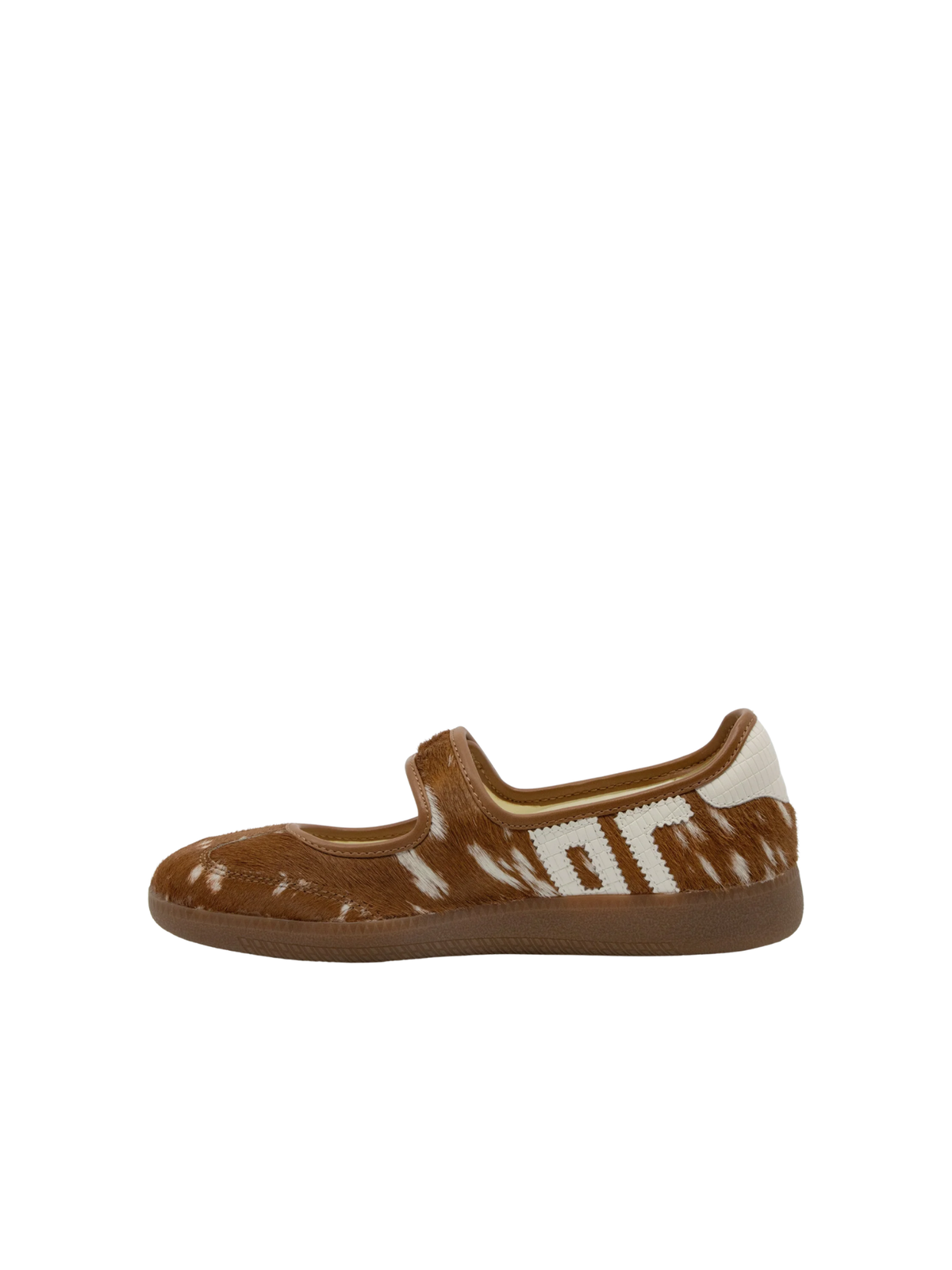 AYA in SIKA MILK Sneakerina